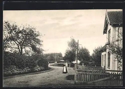 AK Saltrup, Kindermädchen mit Kind im Arm vor einem Haus