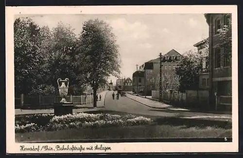 AK Hermsdorf /Th., Bahnhofstrasse mit Anlagen