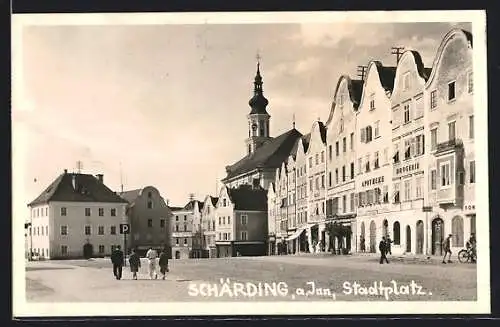AK Schärding, Stadtplatz mit Apotheke und Passanten