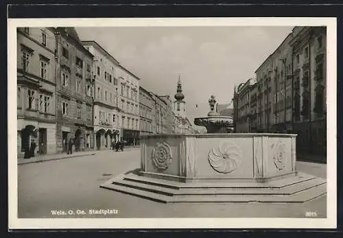 AK Wels /O.-Ö., Stadtplatz mit Zierbrunnen und Kirchturm