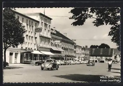 AK Wels /O.-Ö., Kaiser-Josef-Platz mit Hotel Greif, VW-Käfer