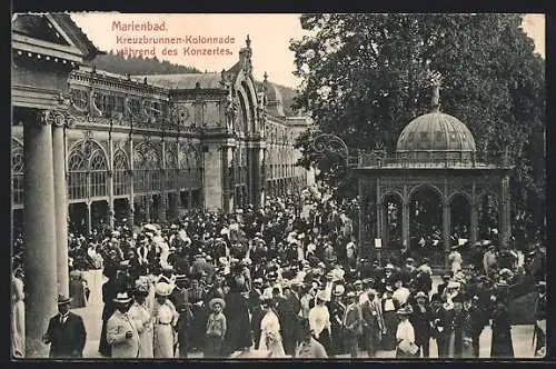 AK Marienbad, Partie an der Kreuzbrunnen-Kolonnade während des Konzertes