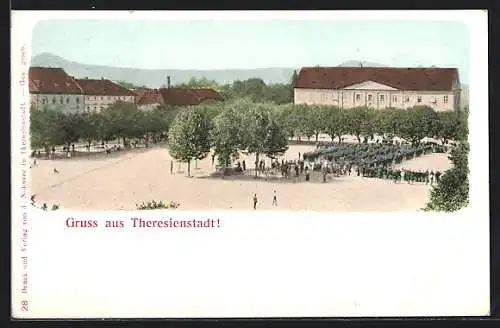 AK Theresienstadt, Marktplatz mit Militär-Aufstellung aus der Vogelschau