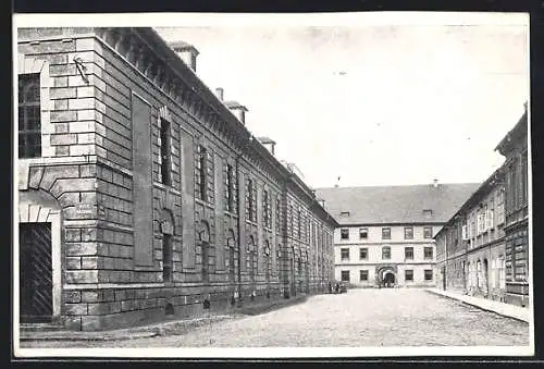 AK Theresienstadt, Strassenpartie mit Toreingang