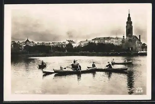 AK Dux, Bootspartie vor Ortspanorama mit Kirche