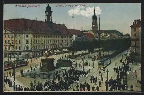AK Dresden-Neustadt, Strassenbahn am Markt, Aufzug der Wache