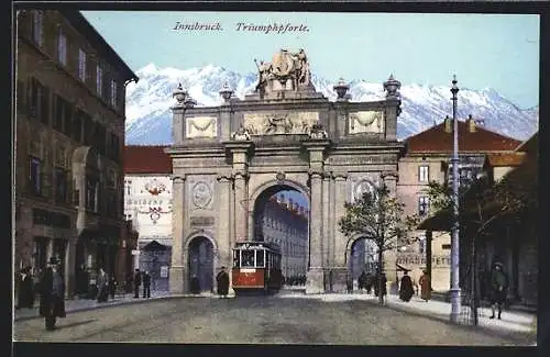 AK Innsbruck, Triumphpforte mit Strassenbahn und Gebirgspanorama