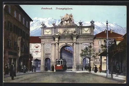 AK Innsbruck, Triumphpforte mit Strassenbahn und Gebirgspanorama