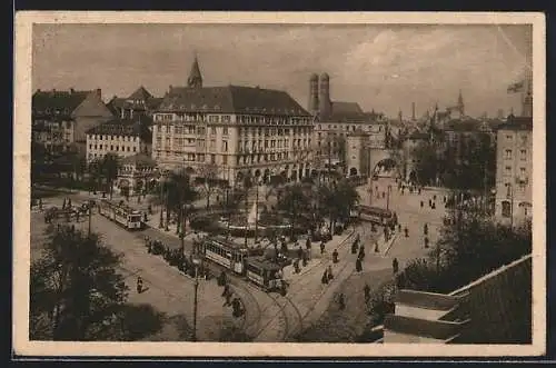 AK München, Sendlingertorplatz mit dem Sendlingertor, Passanten und Strassenbahnen