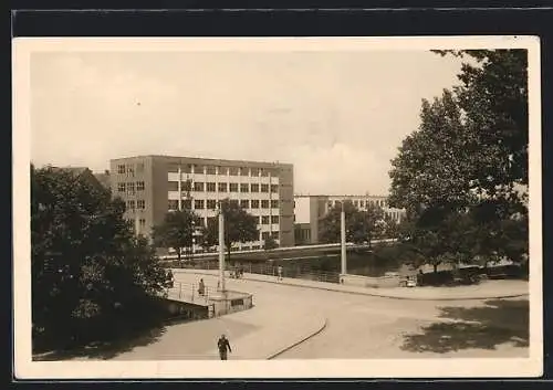 AK Pardubice, Brücke mit Passanten