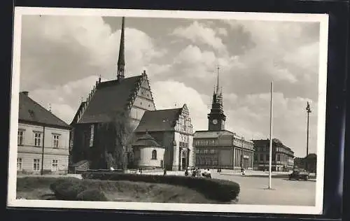 AK Pardubice, Strassenpartie mit Blick zur Kirche