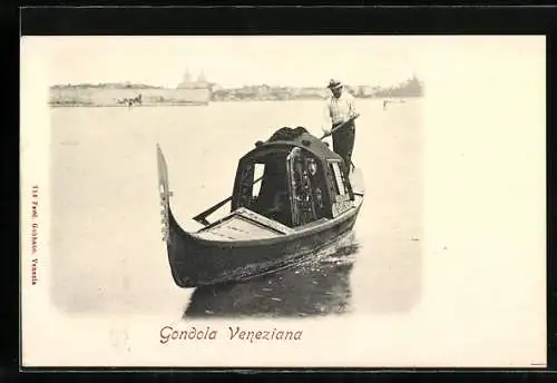 AK Venedig / Venezia, Gondel auf dem Wasser