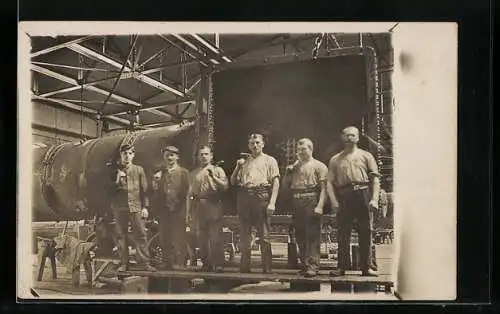 Foto-AK Fabrikarbeiter mit Hämmern vor einer Maschine während des Weltkriegs 1914