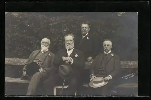 Foto-AK Bürgermeister Carl Lueger mit anderen Herren auf einer Bank sitzend