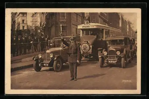 AK Paris, Verkehrspolizist am Porte Saint-Denis, Autos