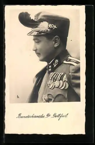 AK Bundeskanzler Dollfuss in Uniform mit Ordensspange und Feder