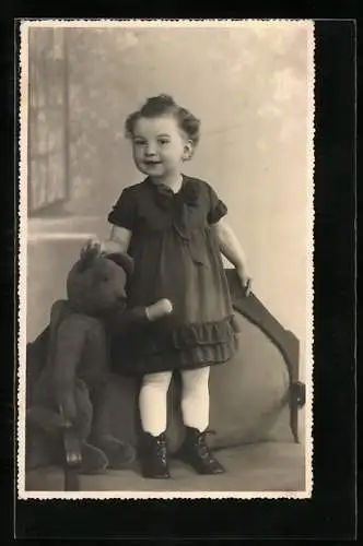 AK Kleine Rosel Hötzl und grosser Teddy mit verbundener Pfote