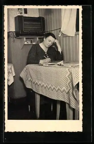 AK Frau sitzt vor grossem Radio in der Küche