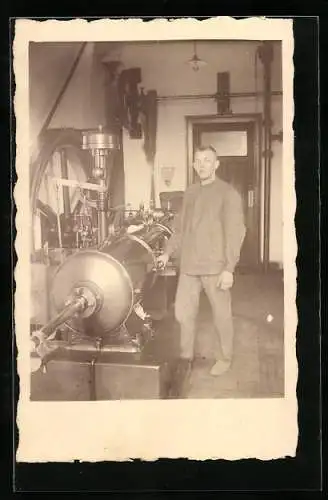 Foto-AK Fabrikarbeiter an einer Maschine