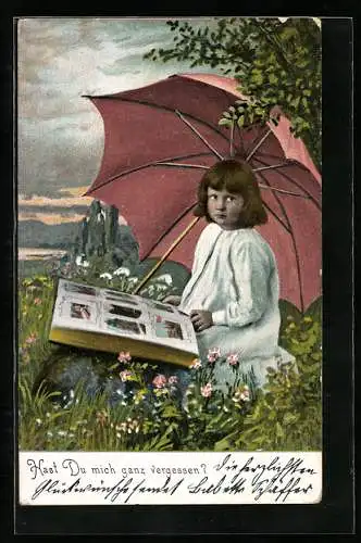 AK Hast Du mich vergessen?, Mädchen sitzt mit einen Ansichtskartenalbum unter einem Schirm
