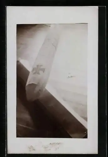 Foto-AK Spielzeug Zeppelin über der kleinen Halle