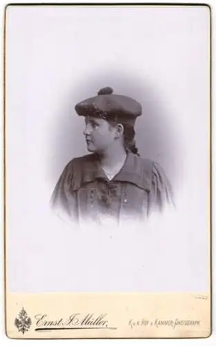 Fotografie Ernst J. Müller, Reichenberg, Neustädter-Platz 16, Helen Willner im Kleid mit einer Baskenmütze