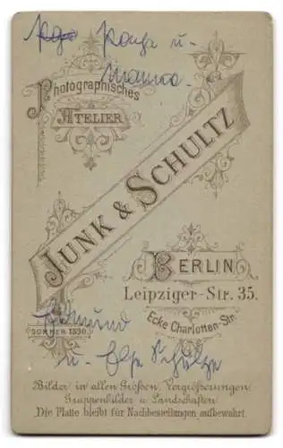 Fotografie Junk & Schultz, Berlin, Leipziger-Str. 35, Edmund Schulze mit Vollbart und Kneifer neben seiner Frau Else