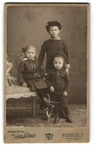 Fotografie Ludwig Frohwein, Strassburg i. E., Gutenbergplatz 7, Philippe, Jeanne und Marcel in Sonntagsgarderobe