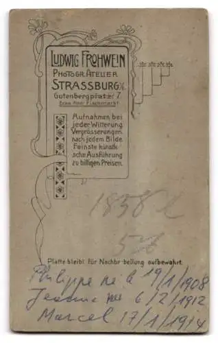 Fotografie Ludwig Frohwein, Strassburg i. E., Gutenbergplatz 7, Philippe, Jeanne und Marcel in Sonntagsgarderobe