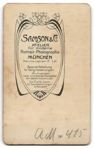 Fotografie Samson & Co., München, Neuhauserstr. 7, Rosi Altmann im Kleid mit Rüschenkragen und Zierrevers