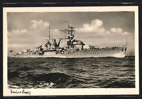 AK Kreuzer Leipzig, bei voller Fahrt, Kriegsmarine