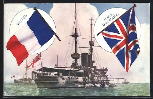 AK HMS Bulwark auf dem Wasser, Fahnen Frankreichs und Grossbritanniens