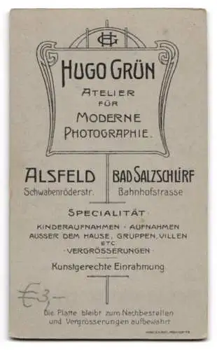 Fotografie Hugo Grün, Alsfeld, Schwabenröderstr., Kleines Kind im karierten Kleid