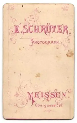 Fotografie E. Schröter, Meissen, Obergasse 597, Junger Herr im Anzug mit Brille