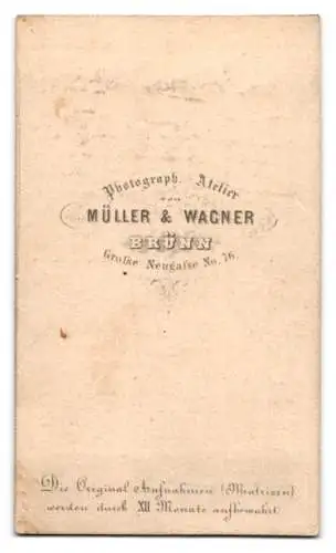 Fotografie Müller & Wagner, Brünn, Grosse Neugasse 76, Mann mit Vollbart im Anzug mit Hut