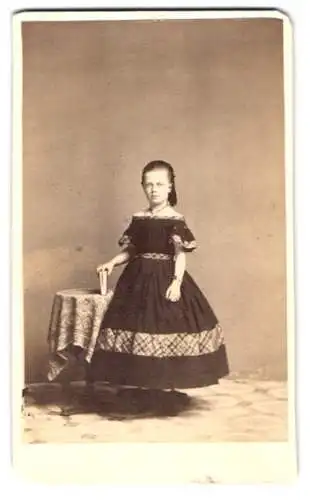 Fotografie E. M. Douglass, New York City - Brooklyn, 324 Fulton Street, Mädchen im besten Sonntagskleid beim Fotograf