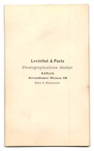 Fotografie Levinthal & Paetz, Berlin, Jerusalemer Strasse 28, hübsches Mädchen im weiten weissen Kleid