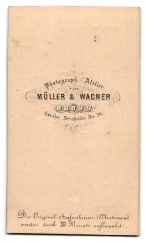 Fotografie Müller & Wagner, Brünn, Grosse Neugasse 76, junger Mann im Frack nebst hübscher Dame im Sonntagskleid