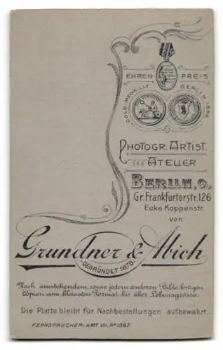 Fotografie Grundner & Abich, Berlin, Gr. Frankfurterstr. 126, Binnenschiffer im Anzug mit Schirmmütze F. V.