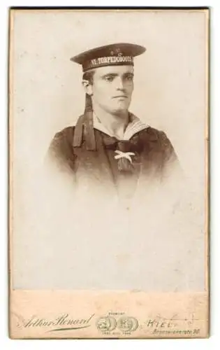 Fotografie Arthur Renard, Kiel, Brunswiekerstr. 30, Matrose in Uniform mit Mützenband VI. Torpedoboots Flottille