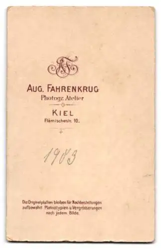 Fotografie Aug. Fahrenkrug, Kiel, Flämischestr. 10, Matrose in Uniform mit Mützenband S.M.S. Kaiser Wilhelm der Grosse