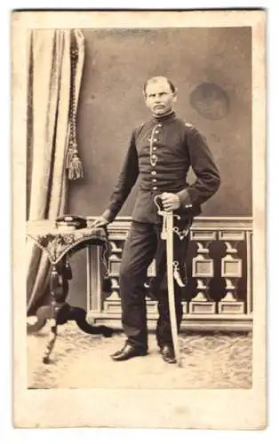 Fotografie unbekannter Fotograf und Ort, Offizier in Uniform mit Säbel