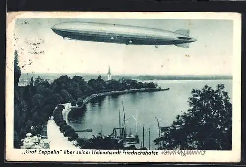 AK Friedrichshafen / Bodensee, Graf Zeppelin über seiner Heimatstadt