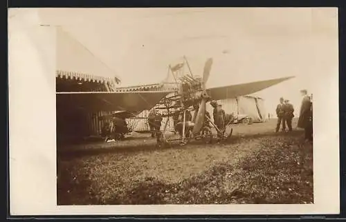 Foto-AK Flugzeug auf einer Wiese