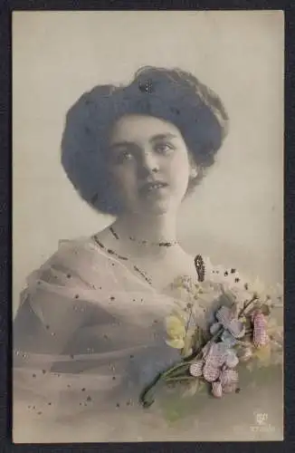 AK Junge Frau mit einem Strauss mit Blumen aus Stoff