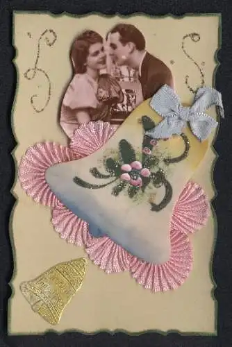 Oblaten-AK Foto eines verliebten Paares und eine Glocke aus Kunststoff und Textil, Pop-Up Effekt