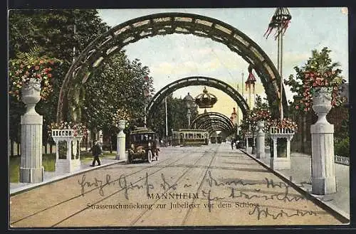 AK Mannheim, Strassenschmückung zur Jubelfeier vor dem Schloss, Strassenbahn und Automobil