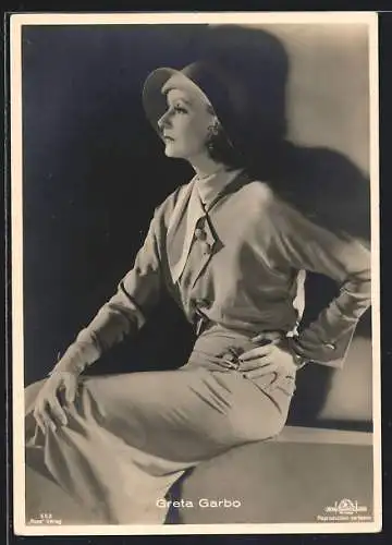 AK Schauspielerin Greta Garbo in eleganter Pose