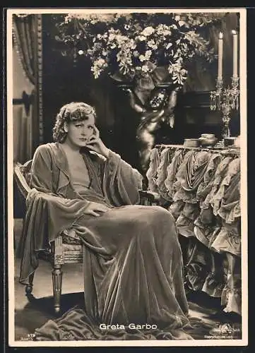 AK Schauspielerin Greta Garbo auf Stuhl sitzend porträtiert