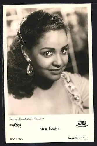 AK Schauspieler Mona Baptiste lächelnd in Kamera blickend